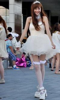 日本吊带丝袜少女,日本校园吊带袜少女的时尚魅力