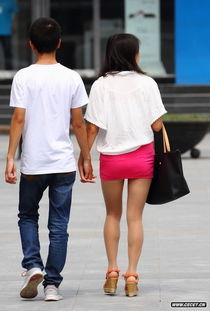 大学里穿短裙丝袜的女生,短裙丝袜女生展现青春活力